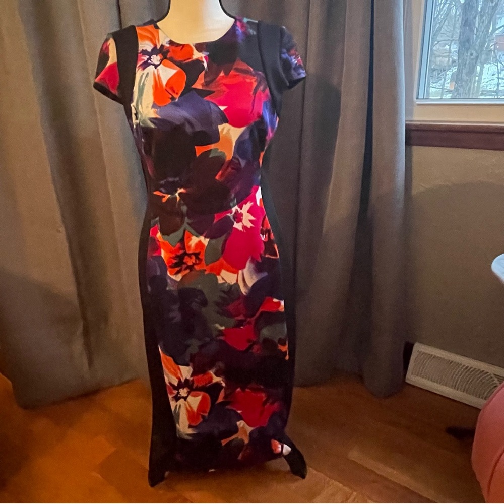 Ladies dress for work or evening.  Size 8, est. length 34“ from under arm